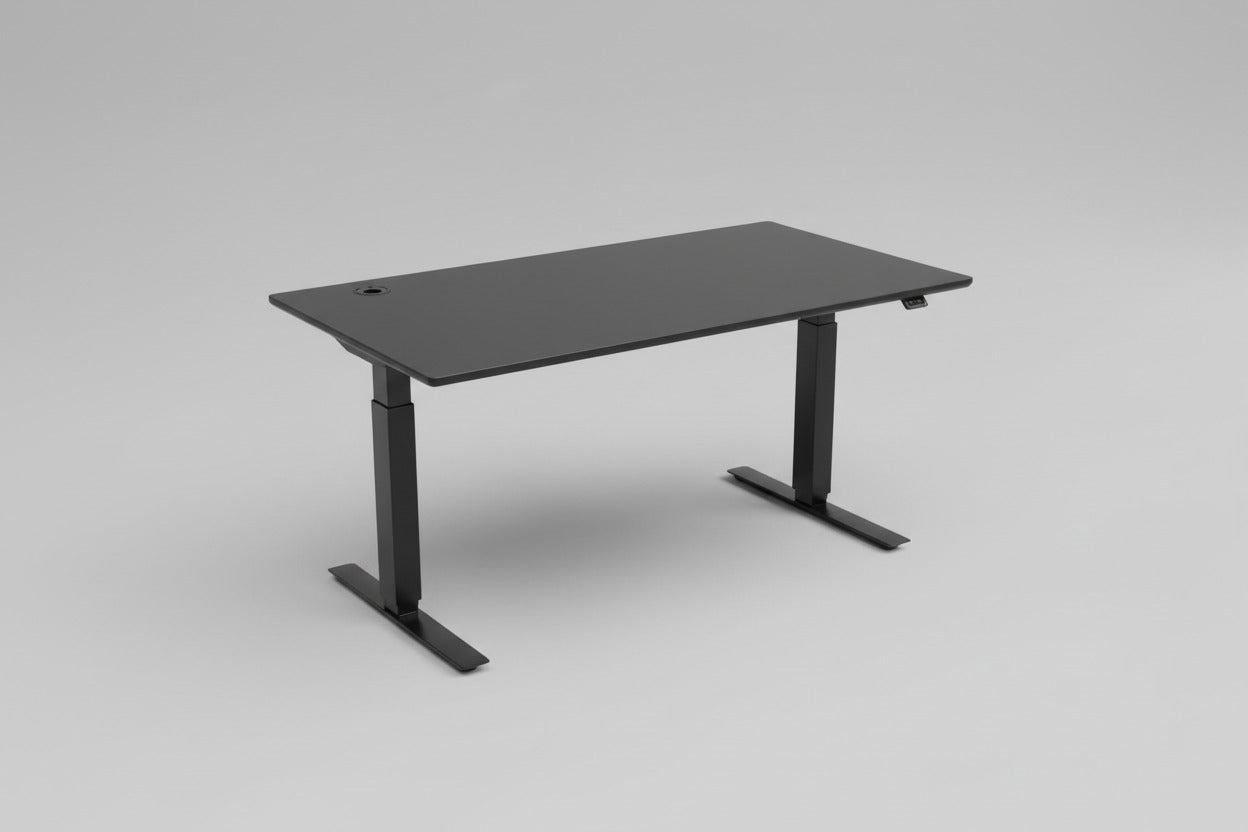 Martela hæve-sænkebord i sort med integreret stikkontakt – set forfra.